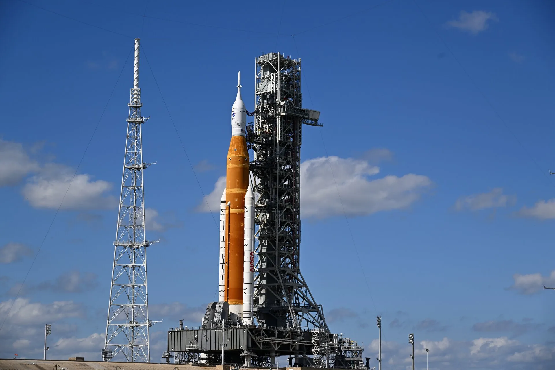 El cohete Space Launch System colocará en órbita a la nave espacial Orión, que llevará a 4 astronautas a sobrevolar la Luna.