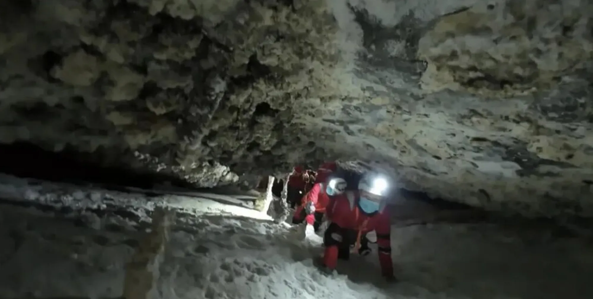 28 astronautas chinos completaron un entrenamiento de casi un mes en cuevas naturales como parte de su preparación para misiones de exploración espacial