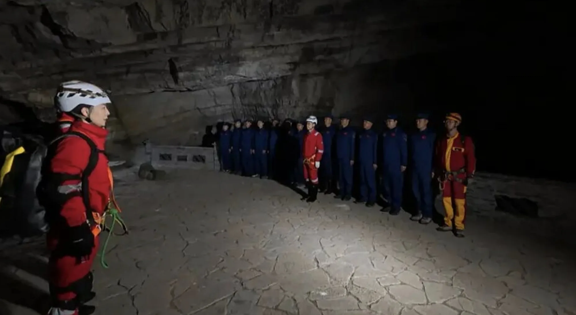 28 astronautas chinos completaron un entrenamiento de casi un mes en cuevas naturales como parte de su preparación para misiones de exploración espacial.
