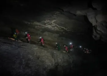 Astronautas chinos entrenan para viajar a la Luna en cuevas subterráneas.