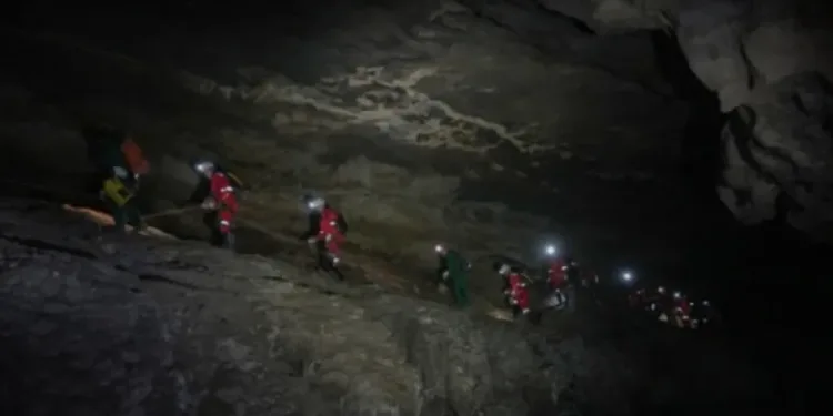 Astronautas chinos entrenan para viajar a la Luna en cuevas subterráneas.