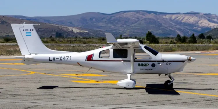 Avión experimental de observación para la lucha contra incencios de INVAP.