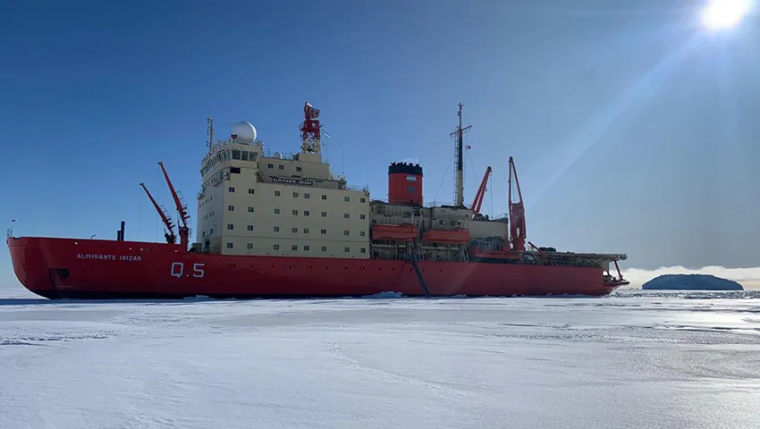 El rompehielos ARA Almirante Irízar es el principal vector logístico argentino para reabastecimiento y apoyo de bases antárticas. En Belgrano II, la descarga suele hacerse a distancia por helicópteros por la dinámica del hielo.