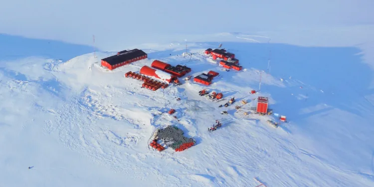 Vista aérea de la Base Antártica Conjunta Belgrano II, la presencia permanente argentina más austral en el continente blanco. Crédito: Argentina.gob/Ejército Argentino.
