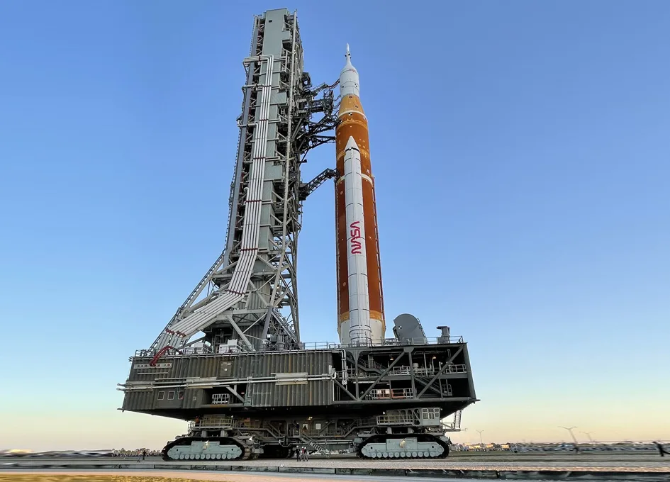 El Space Launch System (SLS) sobre el Crawler-Transporter-2.