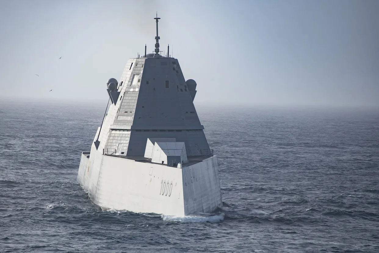 El Zumwalt navegando, hace unos años. Sus líneas futurísticas le brindan al buque un particular perfil. Foto: USN - MCS 1st Class Peter Burghart.