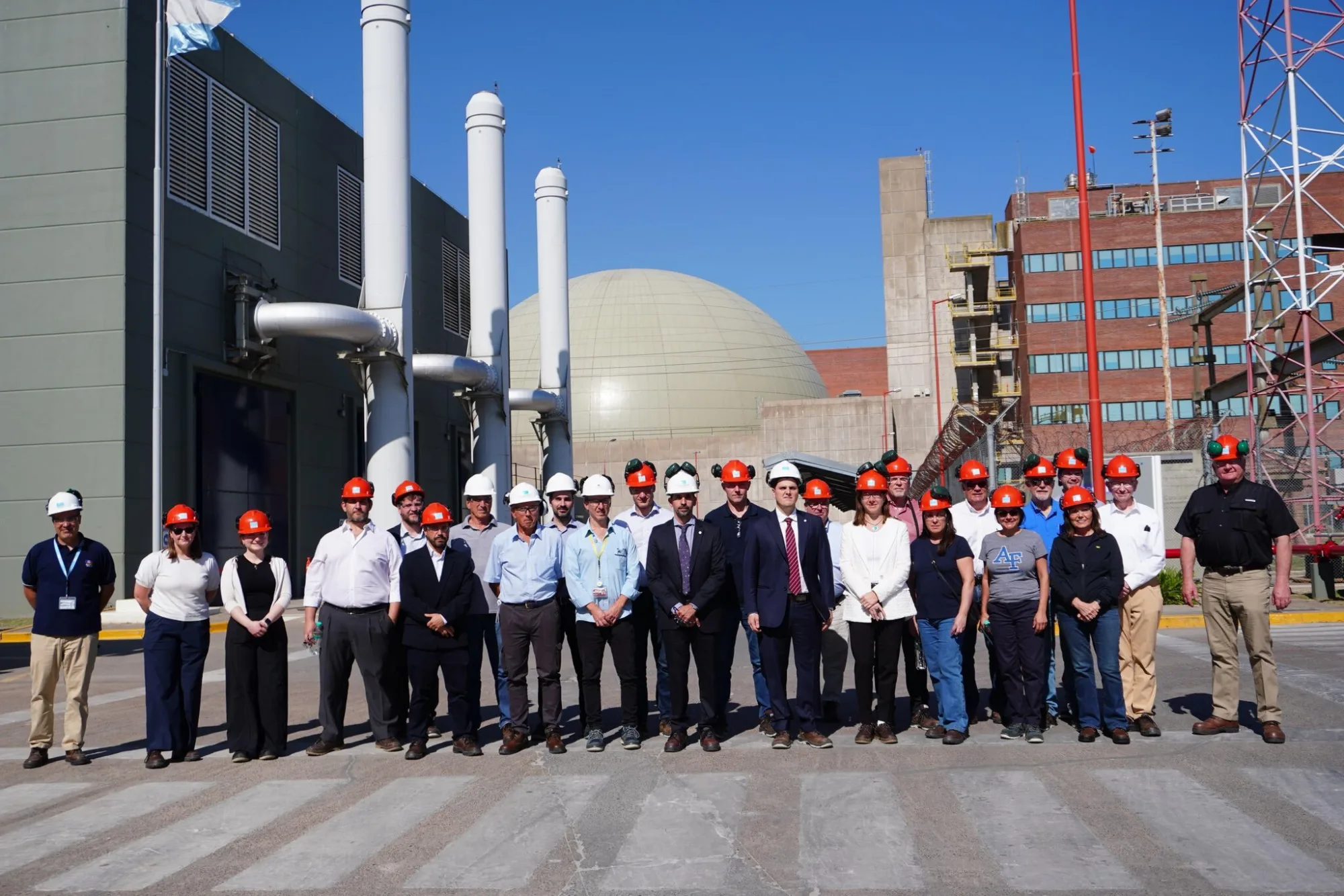 Delegación bipartidaria del Comité de Energía y Comercio de la Cámara de Representantes de Estados Unidos junto a equipos de Nucleoeléctrica. En la visita al Complejo Nuclear Atucha, el grupo recorrió las instalaciones de ambas centrales nucleares.