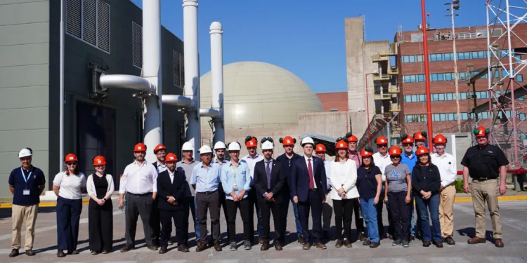 Delegación bipartidaria del Comité de Energía y Comercio de la Cámara de Representantes de Estados Unidos junto a equipos de Nucleoeléctrica. En la visita al Complejo Nuclear Atucha, el grupo recorrió las instalaciones de ambas centrales nucleares.