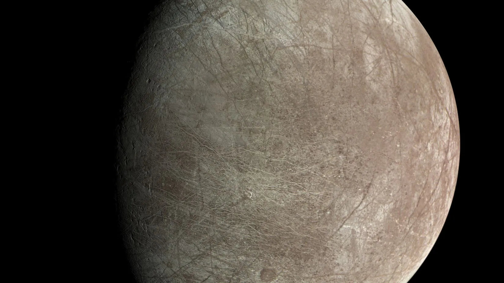 La superficie helada de Europa en una imagen tomada por Juno durante el sobrevuelo cercano del 29 de septiembre de 2022.
