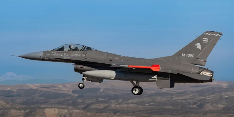 avión de combate F-16 de la Fuerza Aérea Argentina