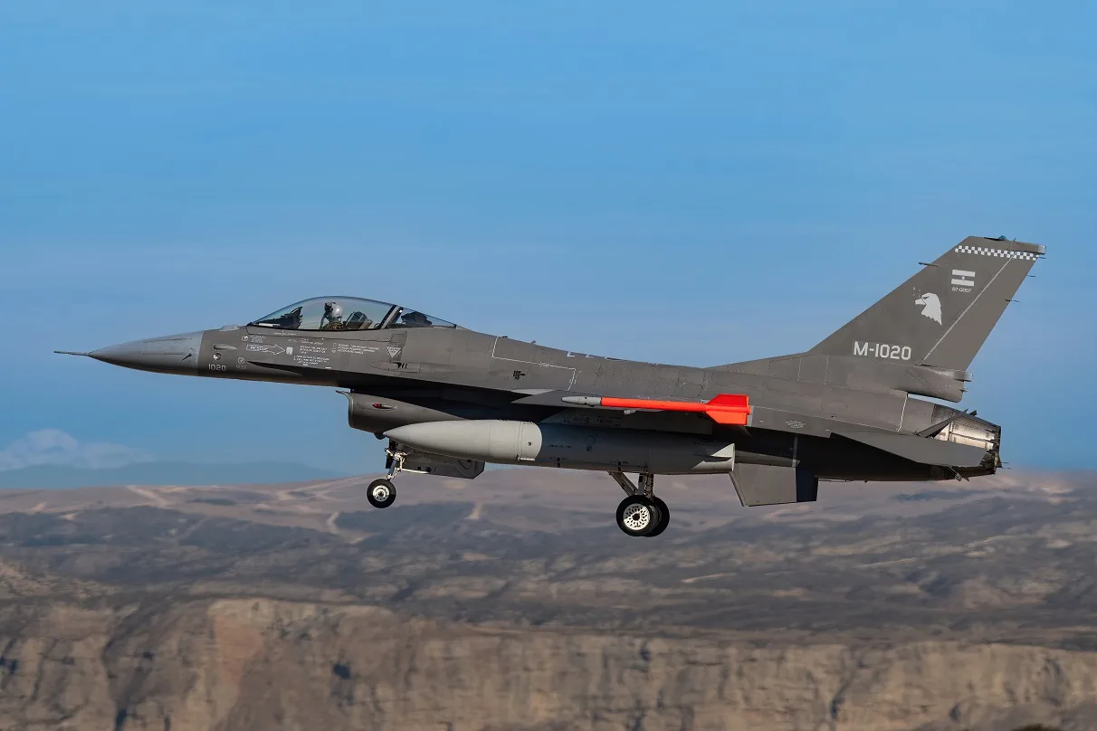 avión de combate F-16 de la Fuerza Aérea Argentina