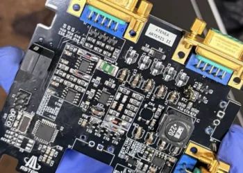 Placa electrónica diseñada y fabricada por FIUBA para el satélite argentino ATENEA.