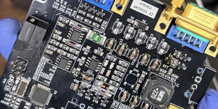Placa electrónica diseñada y fabricada por FIUBA para el satélite argentino ATENEA.