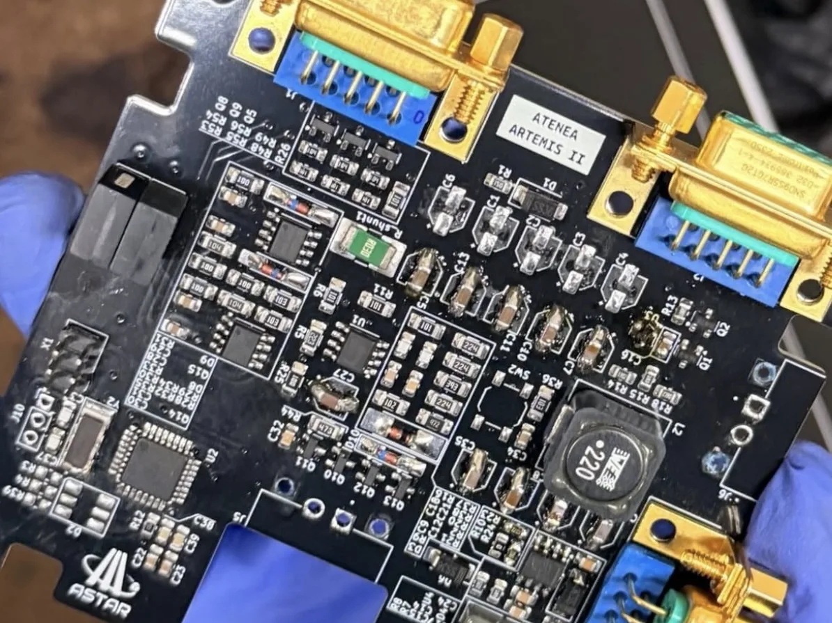 Placa electrónica diseñada y fabricada por FIUBA para el satélite argentino ATENEA.