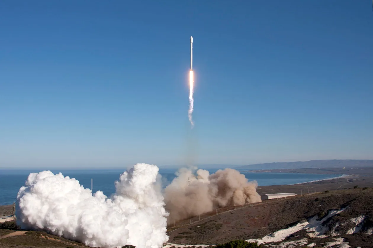 Un cohete Falcon 9 de SpaceX despega desde la Base de la Fuerza Espacial de Vandenberg, en California.