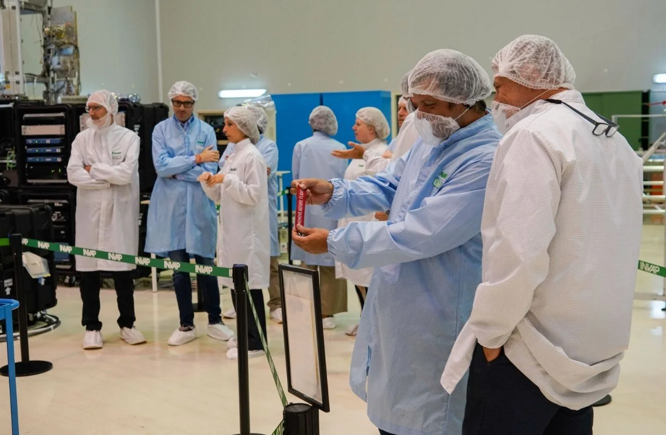 Darío Genua, Secretario de Innovación, Ciencia y Tecnología, en la sala de integración satelital donde se encuentra el SABIA-Mar durante una visita a INVAP, a principio de 2026.