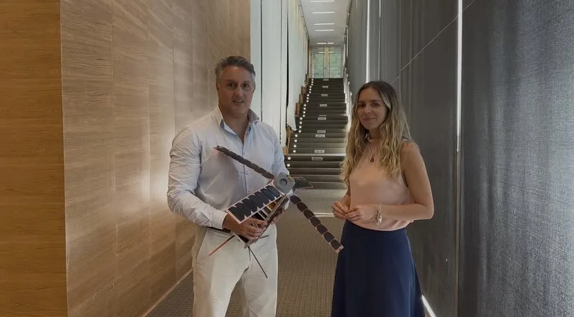 Nahuel Castello, director del Grupo de Tecnologías Aeroespaciales de la UTN, presentó el CubeSat 3U de observación terrestre desarrollado por la Facultad.