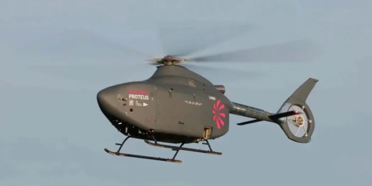 El nuevo helicóptero autónomo de la Real Armada británica hace historia con su primer vuelo.