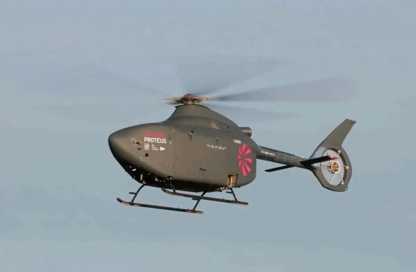 El nuevo helicóptero autónomo de la Real Armada británica hace historia con su primer vuelo.