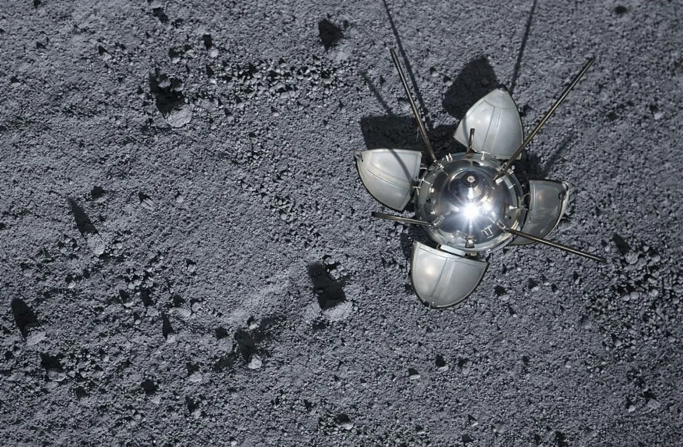 El 31 de enero de 1966 la URSS lanza Luna 9 y logra el primer alunizaje suave, en plena carrera espacial.