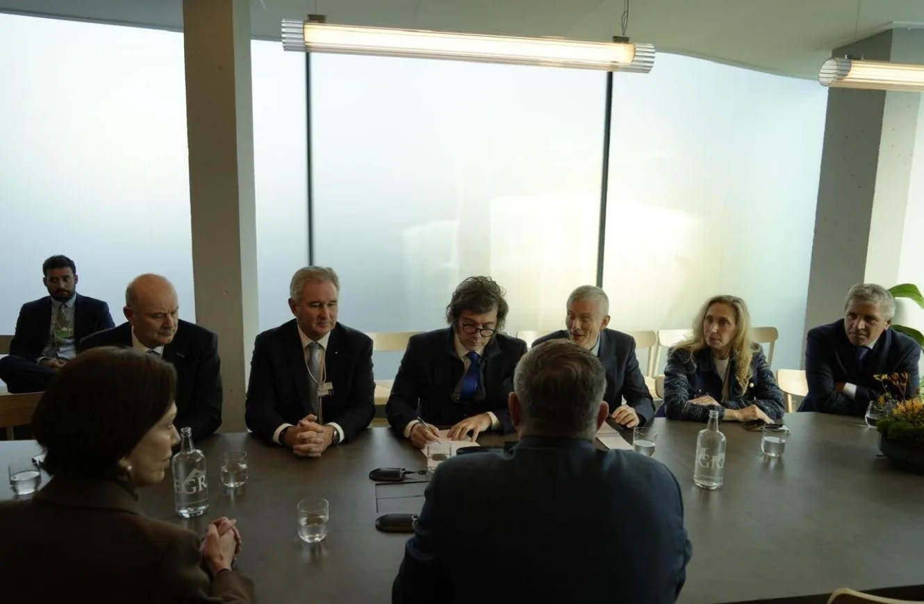 Javier Milei y su equipo durante un encuentro oficial con el presidente y CEO de Axiom Space en Davos.
