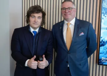 Milei se reunió con Jonathan Cirtain, CEO de Axiom Space, en Davos, Suiza.