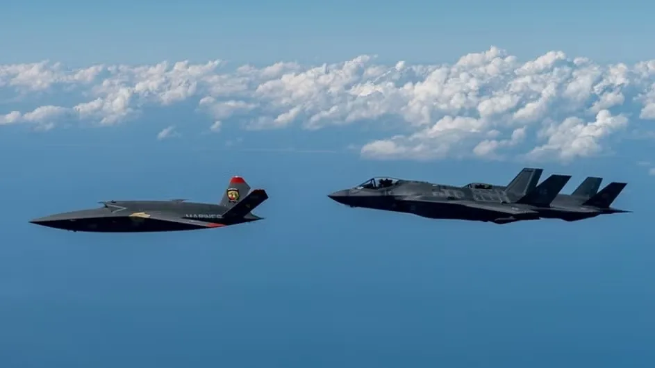 Ejercicio Emerald Flag 2024, llevado a cabo en Eglin Air Force Base, Florida, el 17 de octubre de 2024. El XQ-58A Valkyrie realizó su cuarto vuelo de prueba acompañando a un F-35B del USMC (VMFA-214).