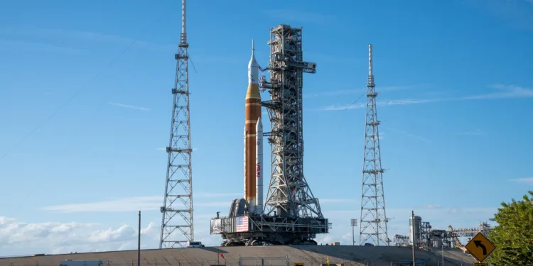 La NASA publica una infografía de su misión lunar Artemisa II y aparece el satélite de la CONAE.