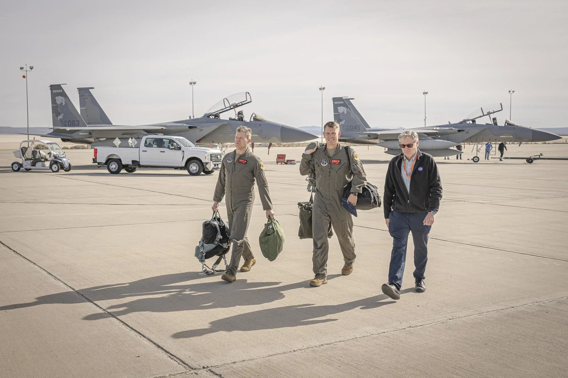 Los pilotos del 173.º Ala de Caza de la Guardia Nacional Aérea de Oregón entregan dos McDonnell Douglas F-15D Eagle (AF 81-0063 y AF 84-0045) a la NASA.