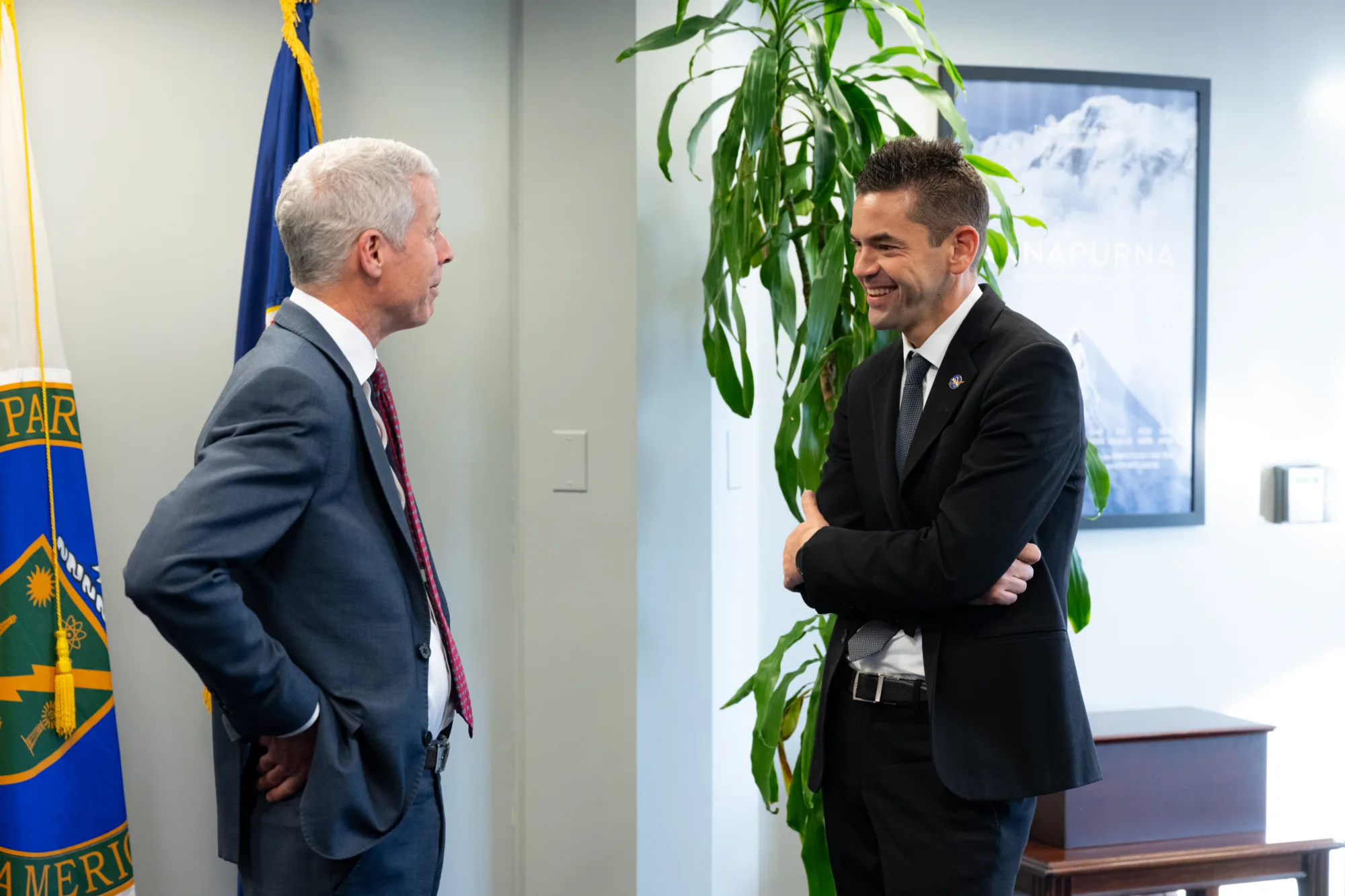 El secretario del Departamento de Energía de Estados Unidos (DOE), Chris Wright, a la izquierda, y el administrador de la NASA, Jared Isaacman, a la derecha. El DOE y la NASA firmaron un memorando de entendimiento para respaldar el desarrollo de un sistema de energía de fisión para superficie, para misiones a la Luna y Marte.