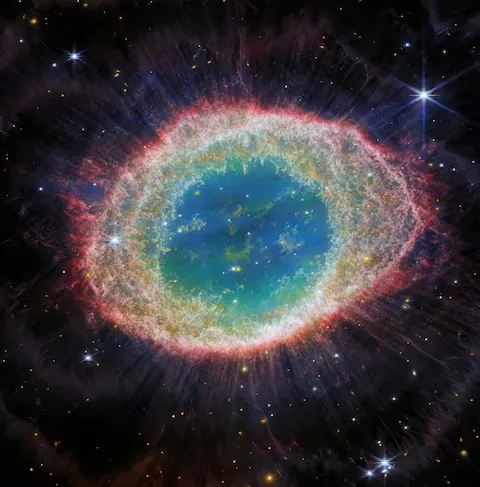 Una imagen en el infrarrojo cercano de la Nebulosa del Anillo tomada por el Telescopio James Webb.