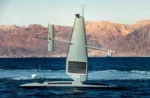 USV Saildrone Voyager tipo velero que opera como plataforma autónoma de vigilancia.