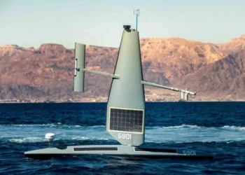 USV Saildrone Voyager tipo velero que opera como plataforma autónoma de vigilancia.