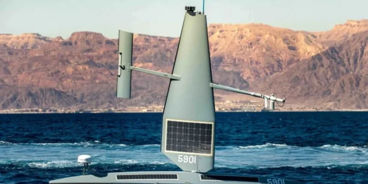 USV Saildrone Voyager tipo velero que opera como plataforma autónoma de vigilancia.