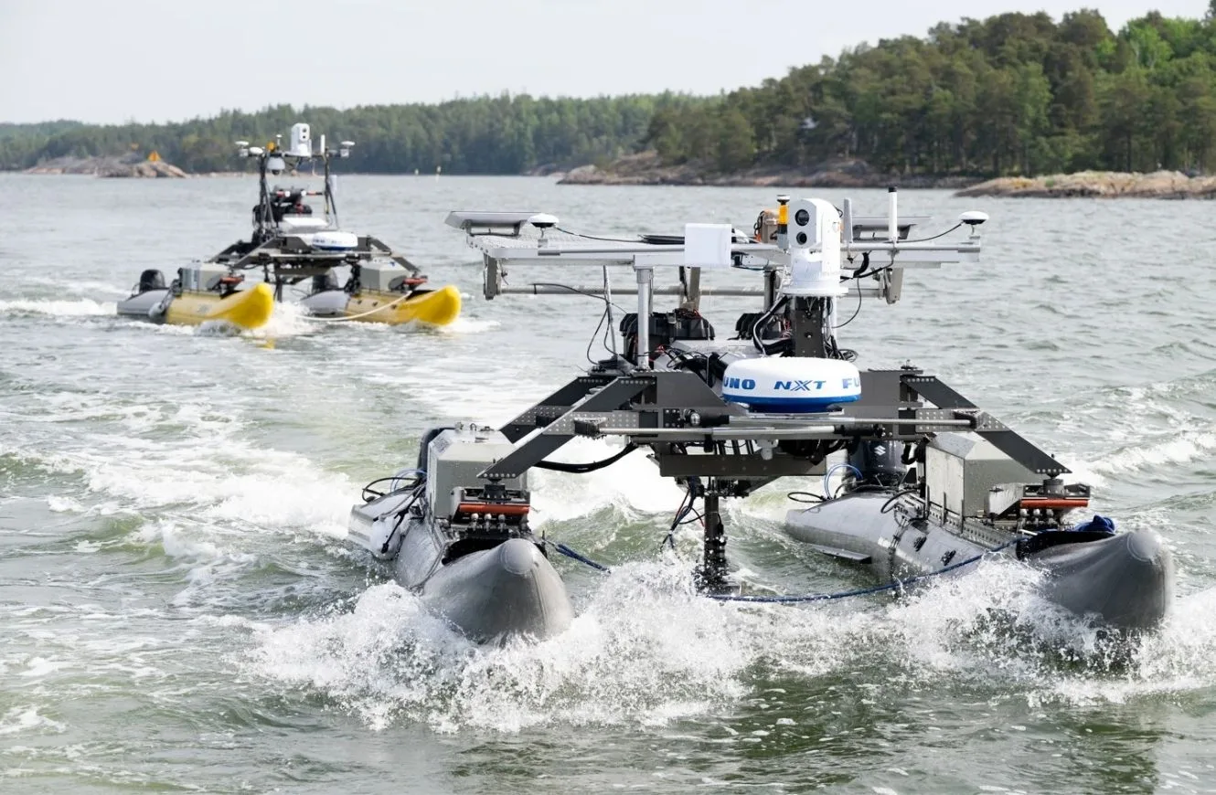 USV equipados con sensores (cámaras y radar) durante pruebas de vigilancia marítima de la OTAN en el Báltico.