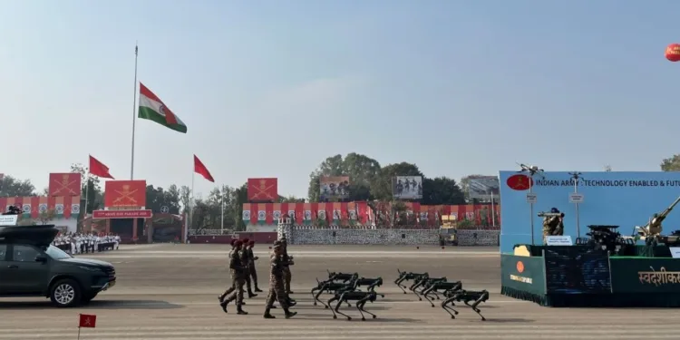 El Ejército de India desarrolla tecnologías autónomas como perros robots que exhibe en desfiles y ensayos militares.