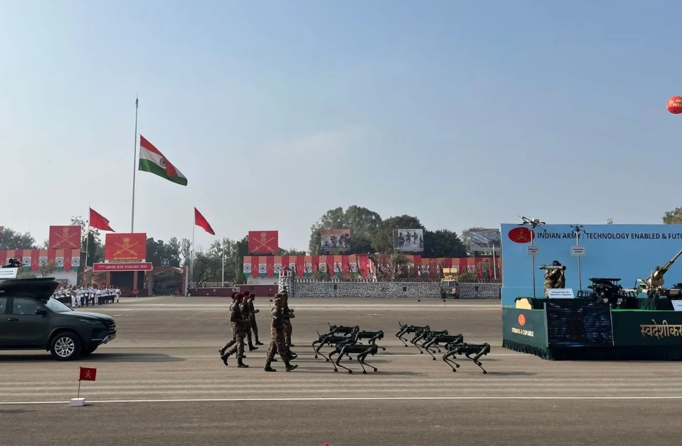 El Ejército de India desarrolla tecnologías autónomas como perros robots que exhibe en desfiles y ensayos militares.
