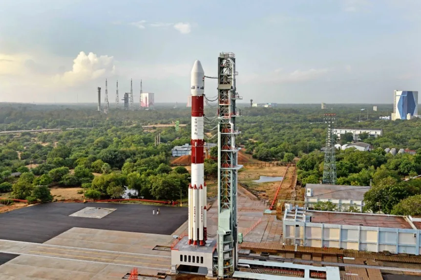 El PSLV es un lanzador de 44 metros de altura, 2,8 metros de diámetro y 320 toneladas de masa al despegue.