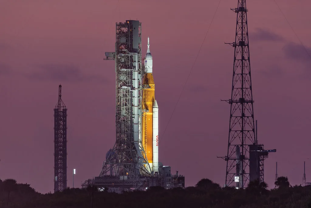 El conjunto de lanzamiento, Space Launch System y Orion, ya esperan en la Plataforma 39B del Centro Espacial Kennedy para el lanzamiento de Artemisa II.