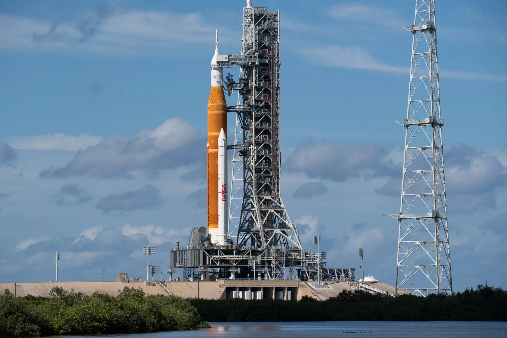 El cohete SLS y la nave Orión de la NASA ya se encuentran en el Launch Complex 39B. El traslado desde el VAB se completó con éxito el 17 de enero de 2026.