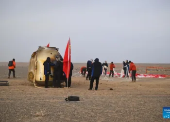 China recupera con éxito la cápsula Shenzhou-20, que había sido dañada por un impacto de basura espacial mientras estaba vinculada a la Estación Espacial Tiangong.
