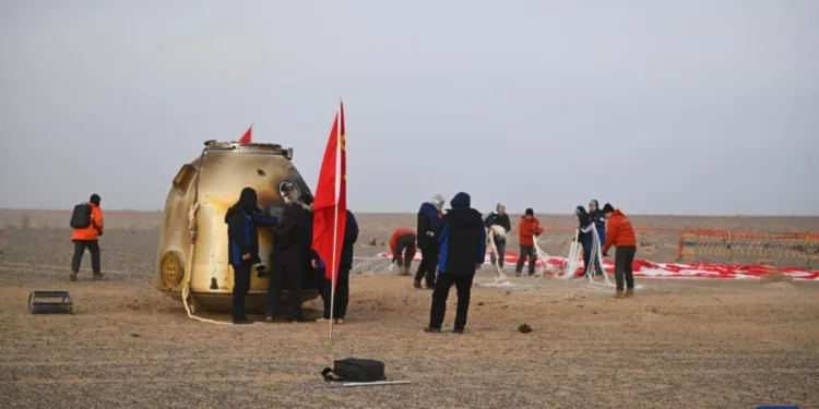 China recupera con éxito la cápsula Shenzhou-20, que había sido dañada por un impacto de basura espacial mientras estaba vinculada a la Estación Espacial Tiangong.