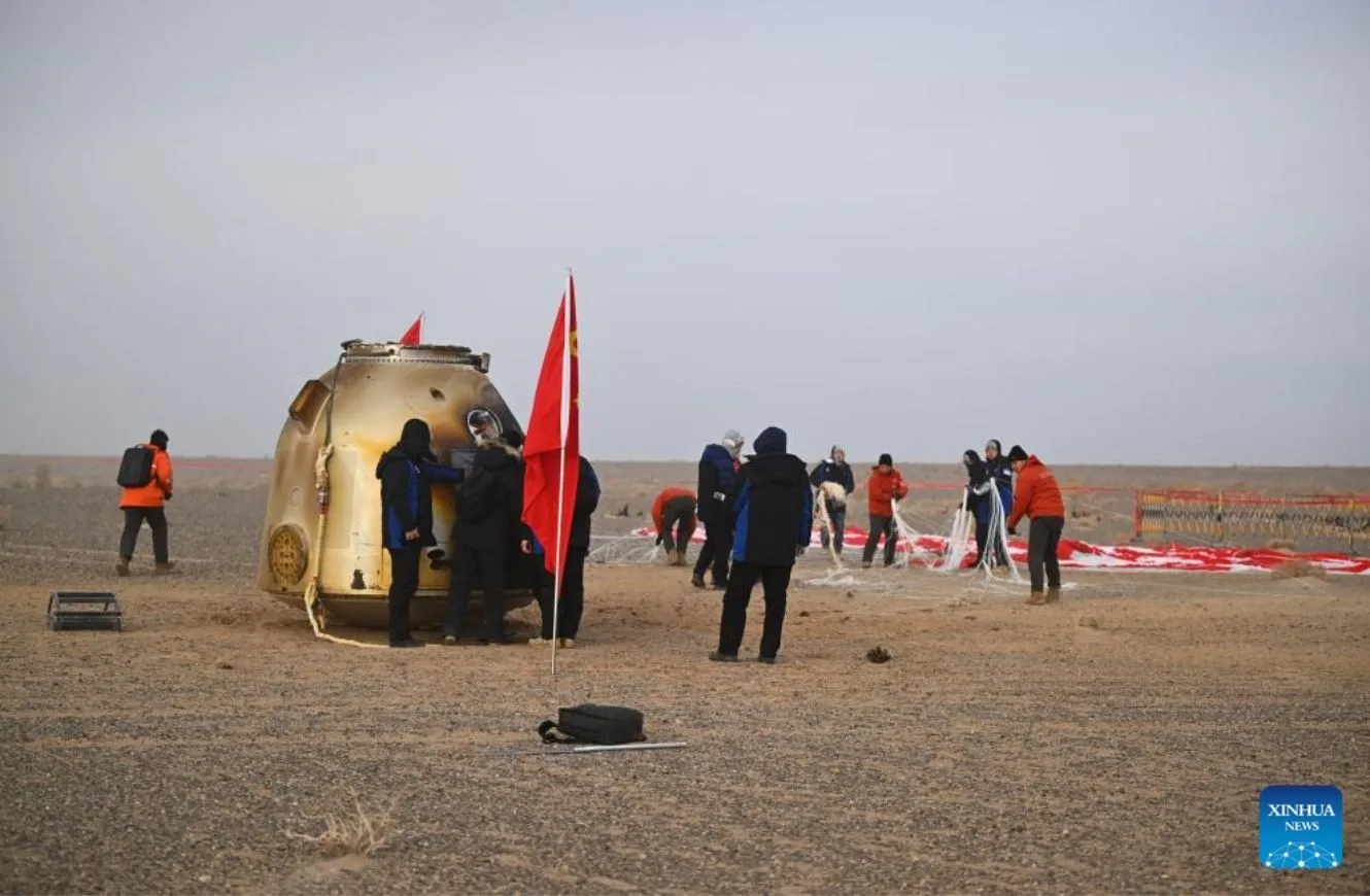China recupera con éxito la cápsula Shenzhou-20, que había sido dañada por un impacto de basura espacial mientras estaba vinculada a la Estación Espacial Tiangong.