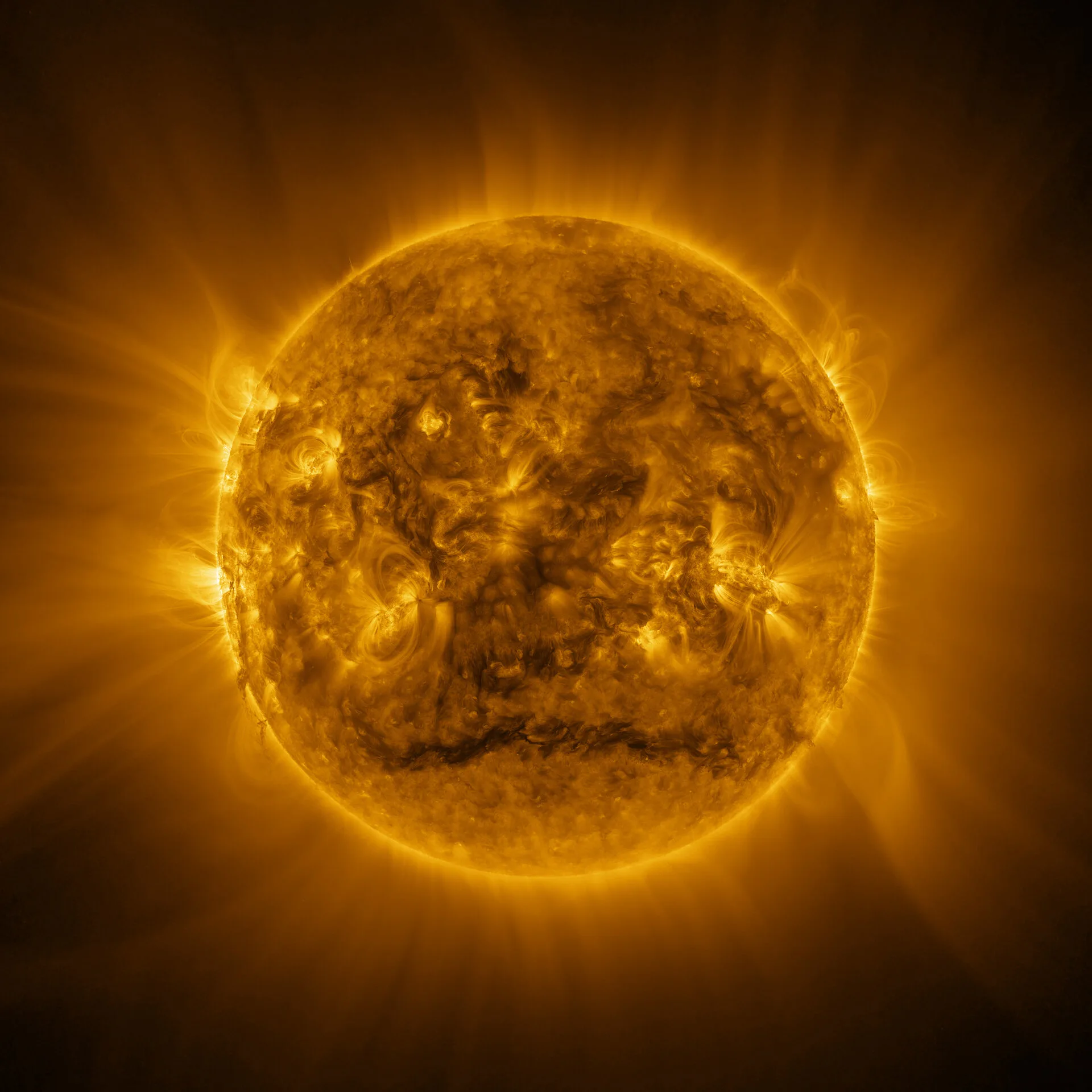 Imagen del Sol en ultravioleta extremo, en donde se observan los arcos brillantes que son bucles de plasma atrapados en el campo magnético.