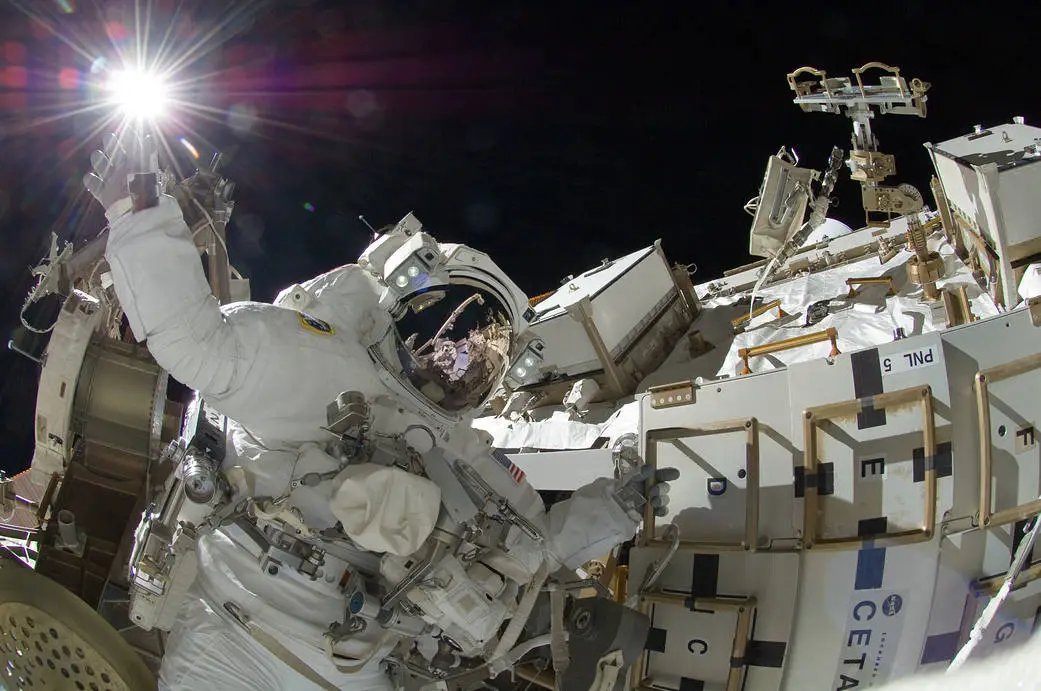 La astronauta estadounidense Suny Williams tiene el récord femenino de mayor tiempo en actividades extra vehiculares en la ISS.