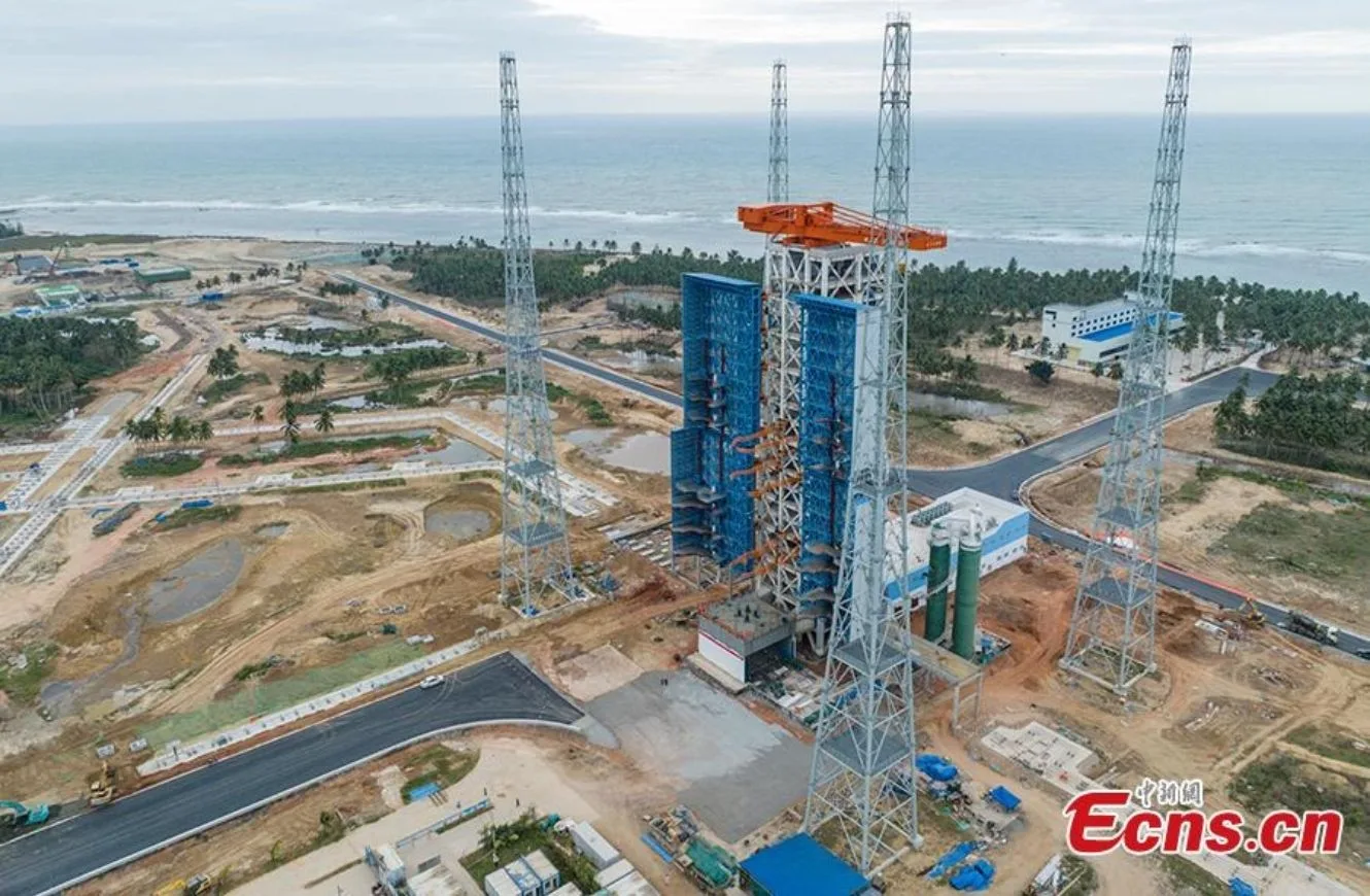 Plataforma comercial de lanzamiento en Hainan, parte de la infraestructura que China impulsa para sostener despliegues masivos de satélites en LEO.