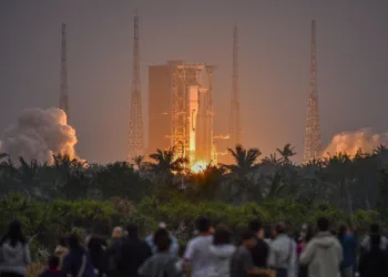 El Long March 8A despega desde Hainan. El lanzador está pensado para sostener cadencias altas de misiones a LEO, fundamental para constelaciones tipo Guowang.