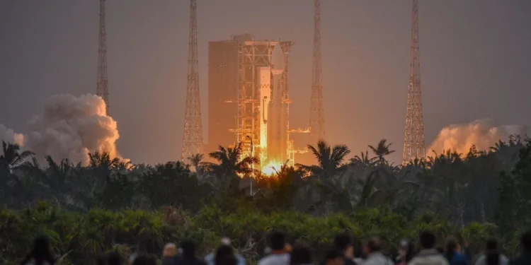 El Long March 8A despega desde Hainan. El lanzador está pensado para sostener cadencias altas de misiones a LEO, fundamental para constelaciones tipo Guowang.