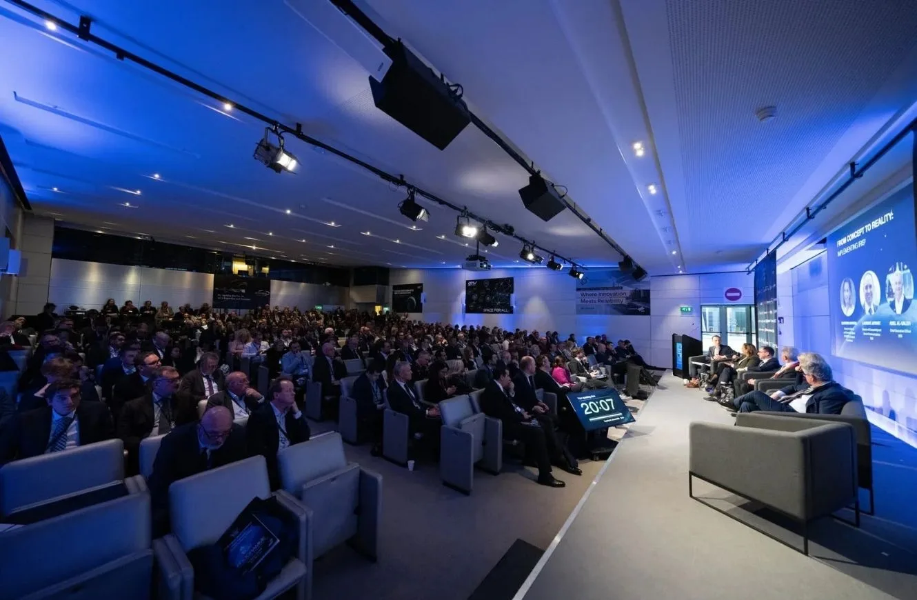 Un auditorio durante una mesa de debate de ediciones anteriores de la European Space Conference, con foco en innovación y estrategia espacial.