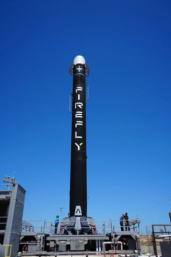 El cohete Alpha de Firefly Aerospace, ya en vertical sobre la plataforma, entra en la recta final de preparativos antes de la preba de fuego que antecede a la misión “Stairway to Seven”.